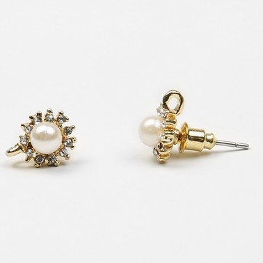 Gold stud with pearl and loop